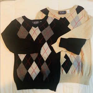 2 Boys Sweaters. (4T) Only worn once. 🎄